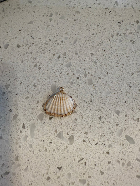 Medium Gold Edge Shell Charm