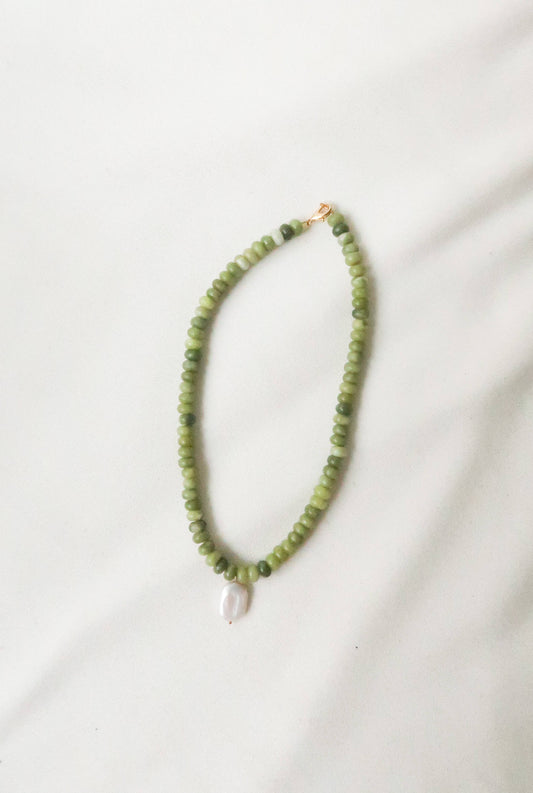 Lua necklace | green jade and pearl natural stone necklace